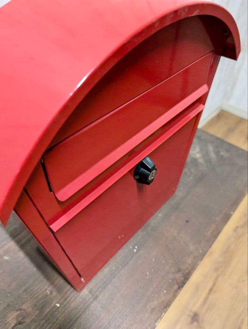 赤い金属製郵便受け 鍵付き（AXIS　HS2764）