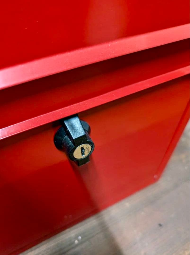 赤い金属製郵便受け 鍵付き（AXIS　HS2764）