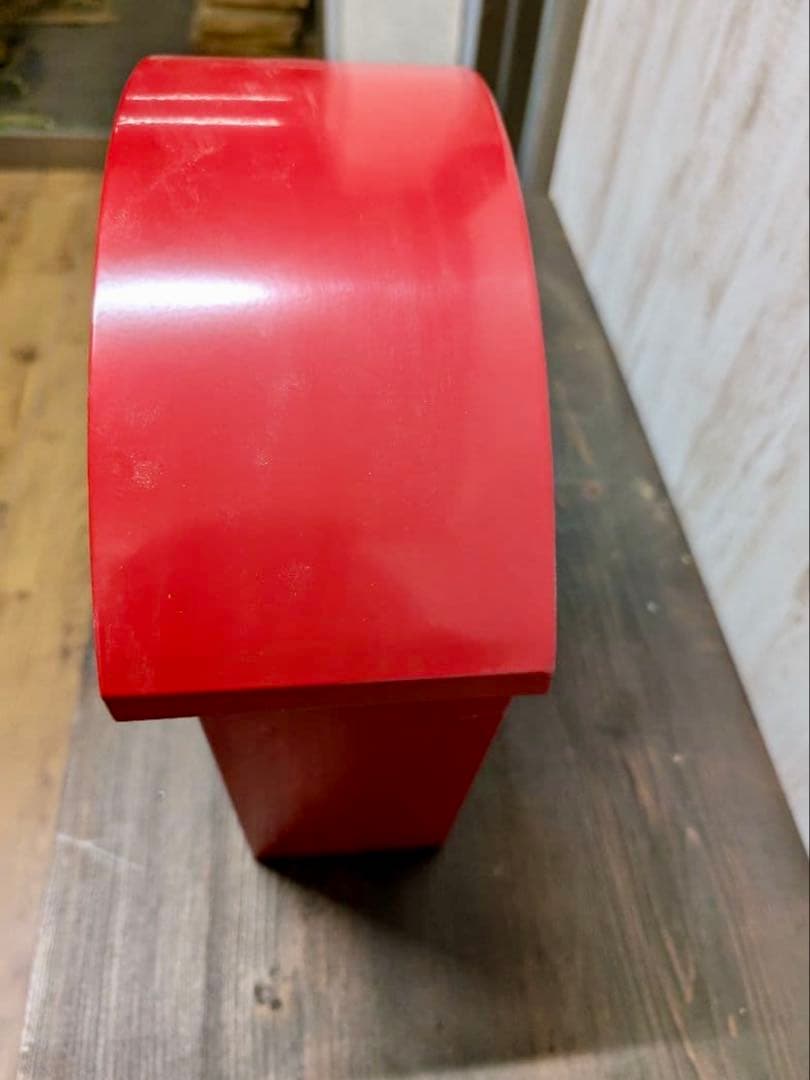 赤い金属製郵便受け 鍵付き（AXIS　HS2764）