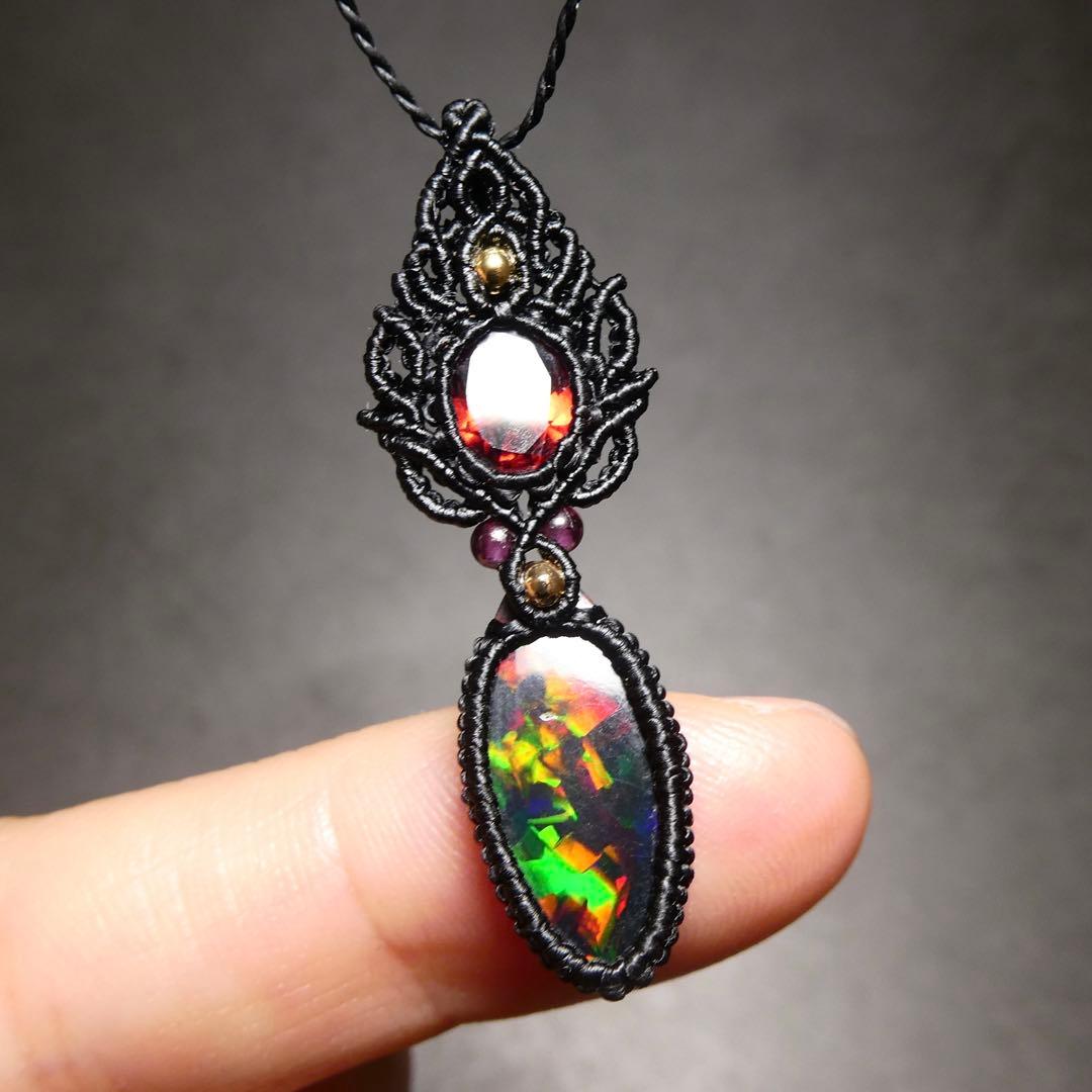 宝石質ブラックオパールとガーネットのマクラメネックレス