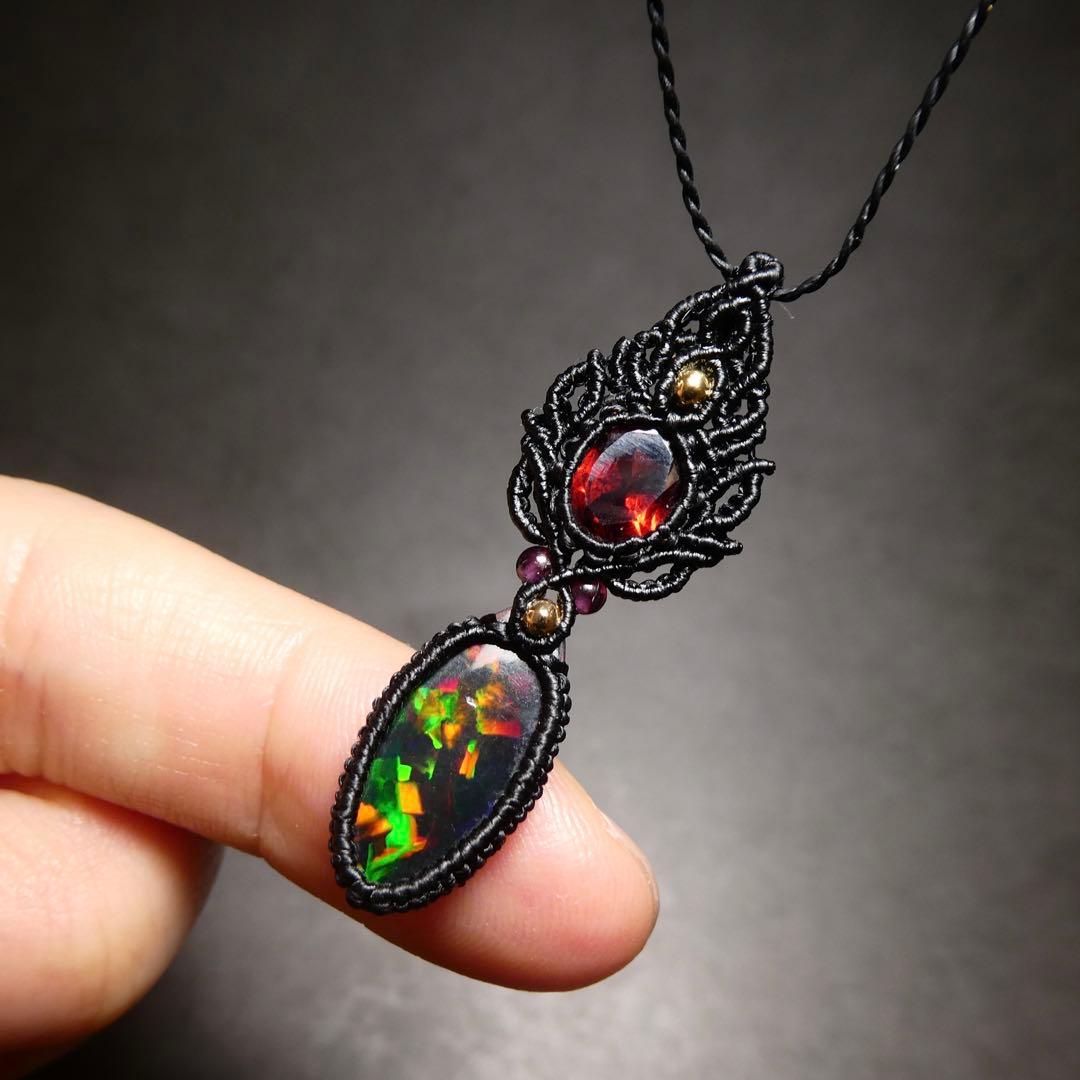 宝石質ブラックオパールとガーネットのマクラメネックレス