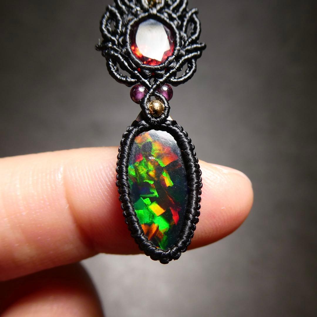 宝石質ブラックオパールとガーネットのマクラメネックレス