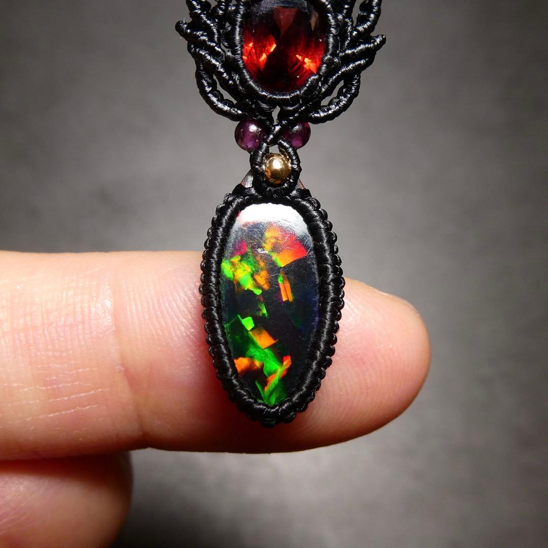 宝石質ブラックオパールとガーネットのマクラメネックレス