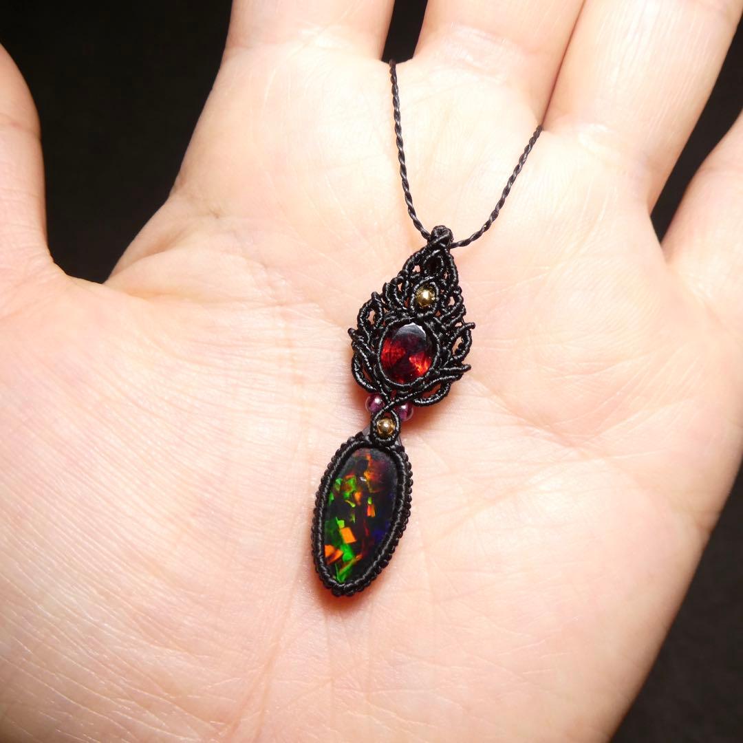 宝石質ブラックオパールとガーネットのマクラメネックレス