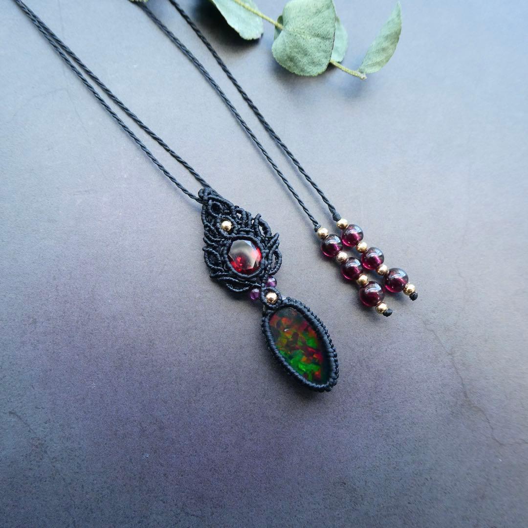 宝石質ブラックオパールとガーネットのマクラメネックレス