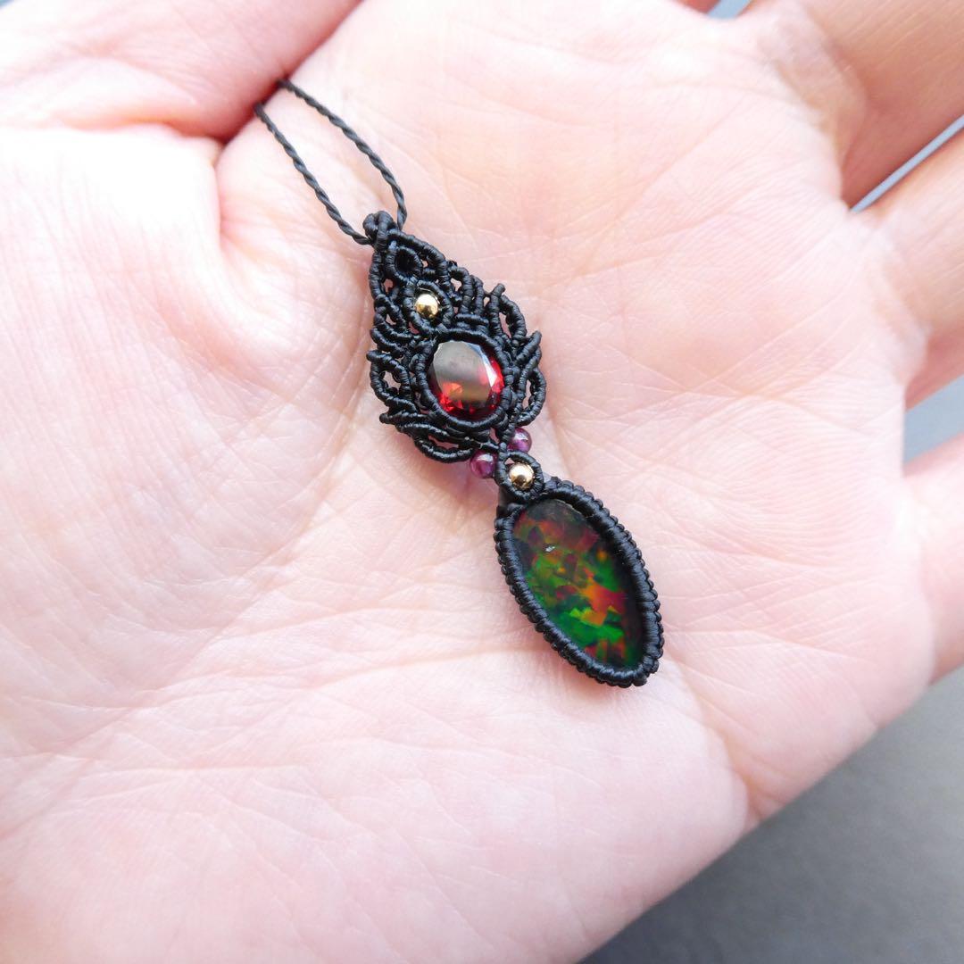 宝石質ブラックオパールとガーネットのマクラメネックレス