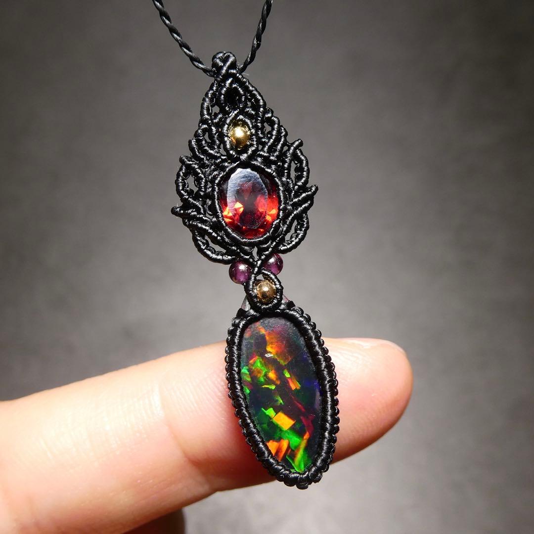 宝石質ブラックオパールとガーネットのマクラメネックレス