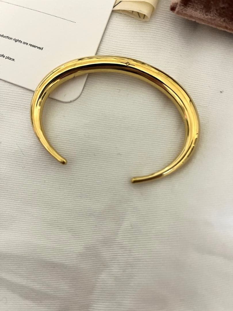 ガブリエラ アルティガス　INFINITE TUSK CUFF Cバングル