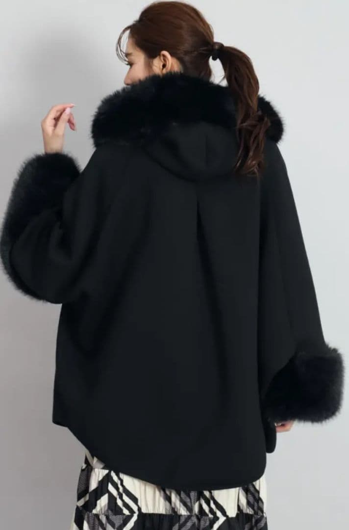 【新品未使用】ブラックファーポンチョ