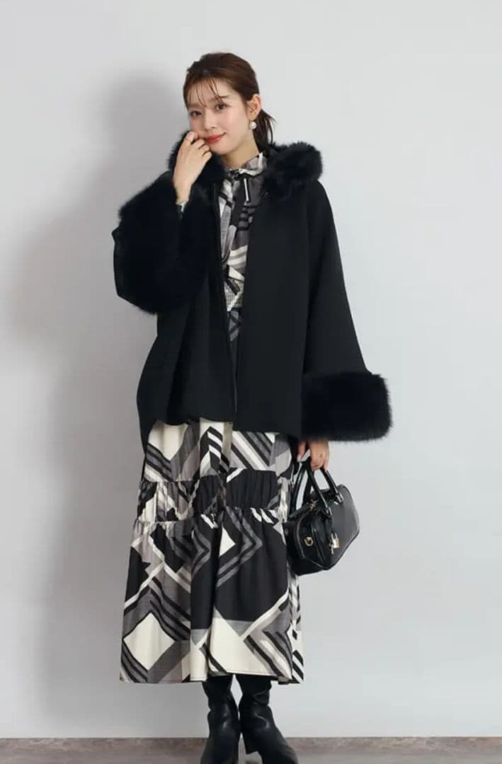 【新品未使用】ブラックファーポンチョ