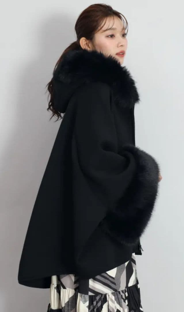 【新品未使用】ブラックファーポンチョ