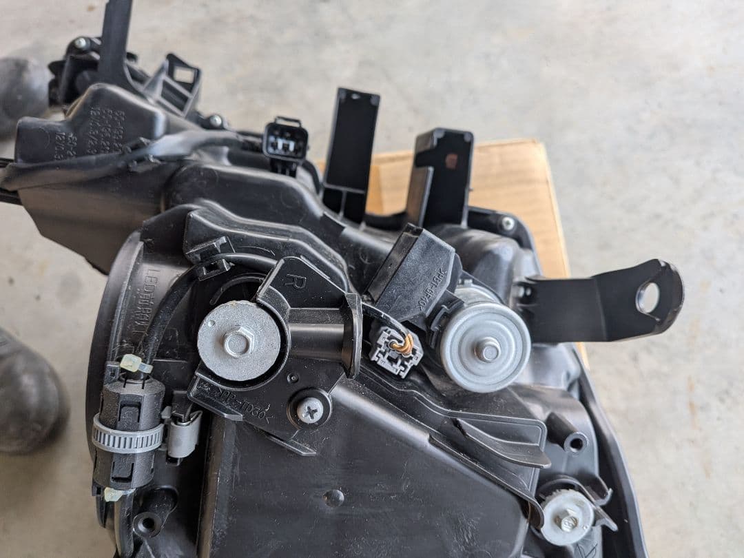 ランドクルーザープラド　150系　純正LED右ヘッドライト