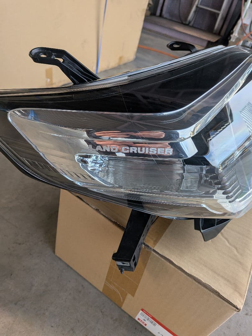 ランドクルーザープラド　150系　純正LED右ヘッドライト