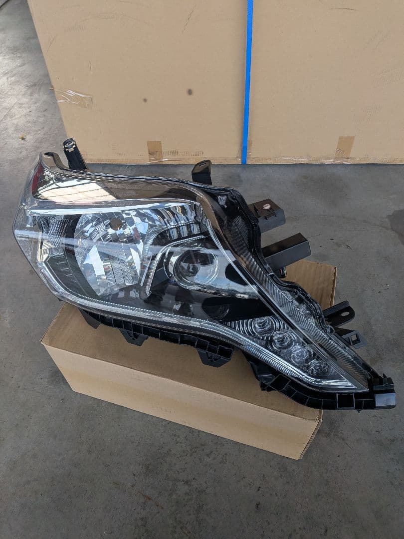 ランドクルーザープラド　150系　純正LED右ヘッドライト