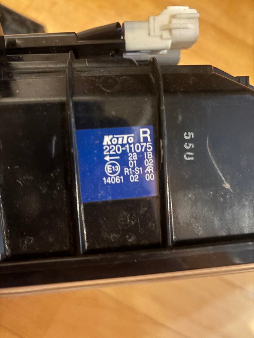 koito 3連 リアコンビネーションランプ 左右セット ISUZU 新車外し