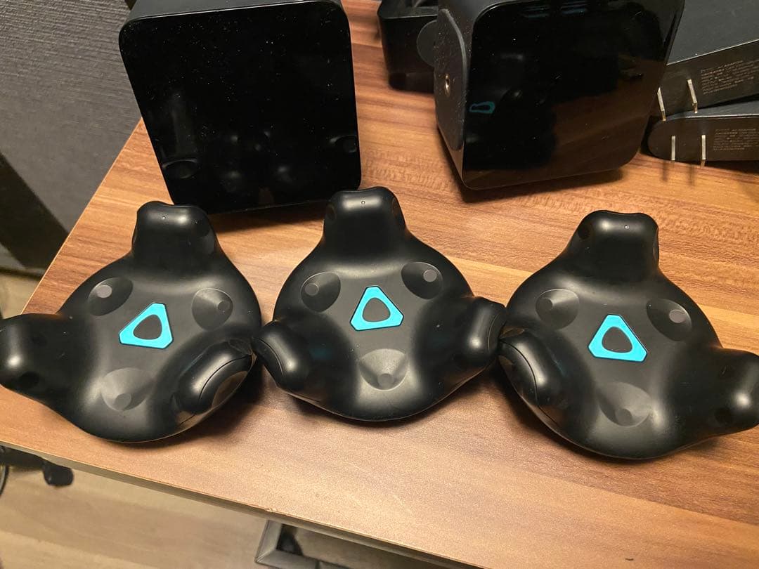 HTC ベースステーション×2、viveトラッカー×3