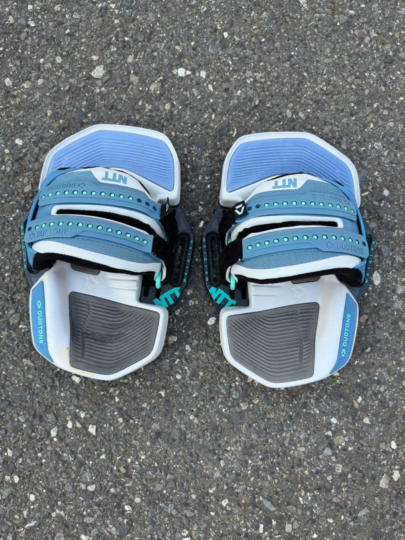 ノースカイトのカイトボード とデュオトーンのストラップ