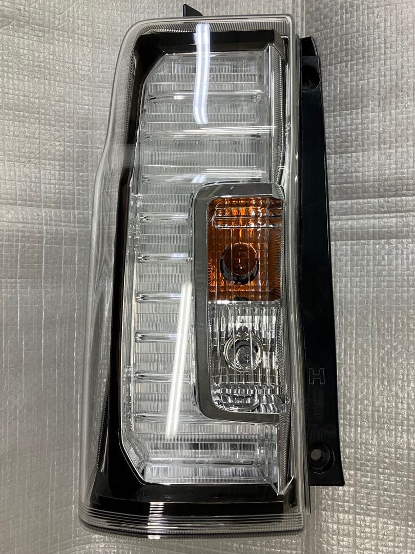 ♦︎ダイハツ★タントカスタムLA600S左純正テール★インナーブラックタイプ★