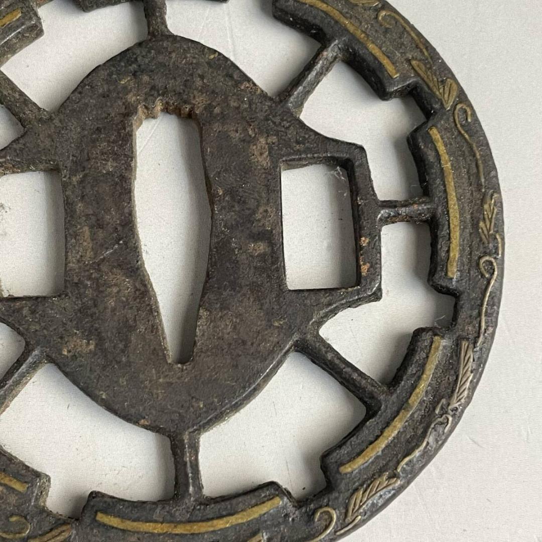 鉄地 透かし彫刻 刀鍔 85g 金工細密彫刻 刀装具 日本刀装具 刀剣美術