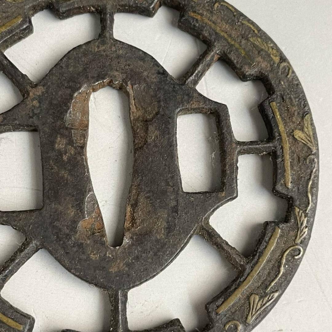 鉄地 透かし彫刻 刀鍔 85g 金工細密彫刻 刀装具 日本刀装具 刀剣美術