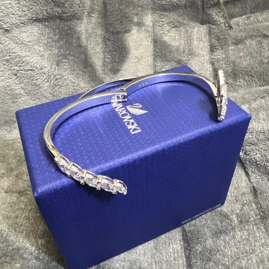 新品　未使用　Swarovski 白鳥デザイン バングル