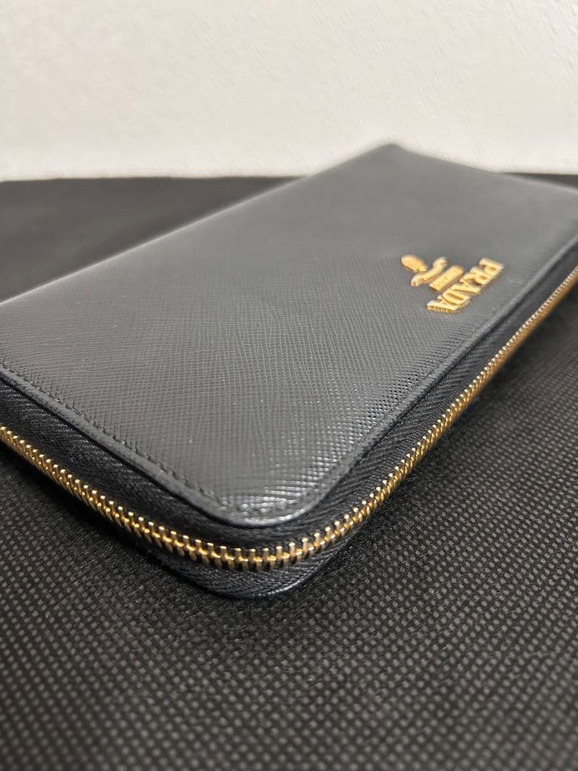 プラダ ラウンド 長財布 レディース サフィアーノ メタル ブラック