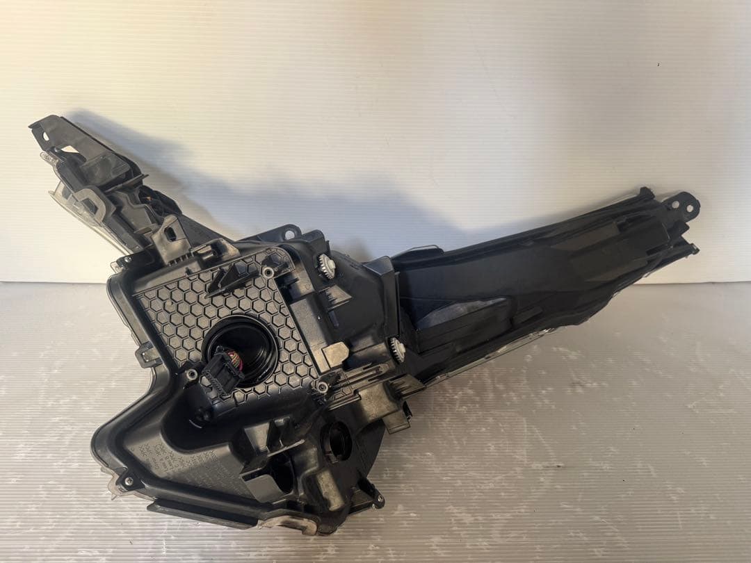 ★美品★ プリウス DAA-ZVW50 右ヘッドランプ 前期 LED