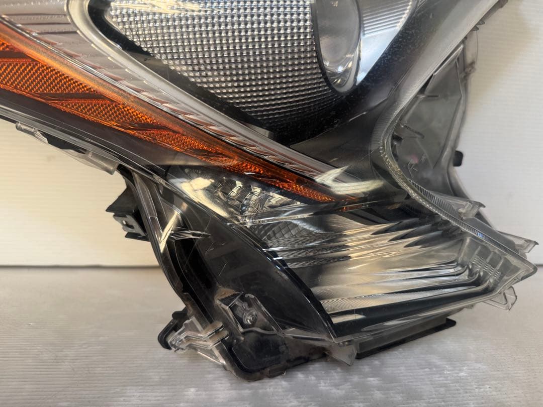 ★美品★ プリウス DAA-ZVW50 右ヘッドランプ 前期 LED