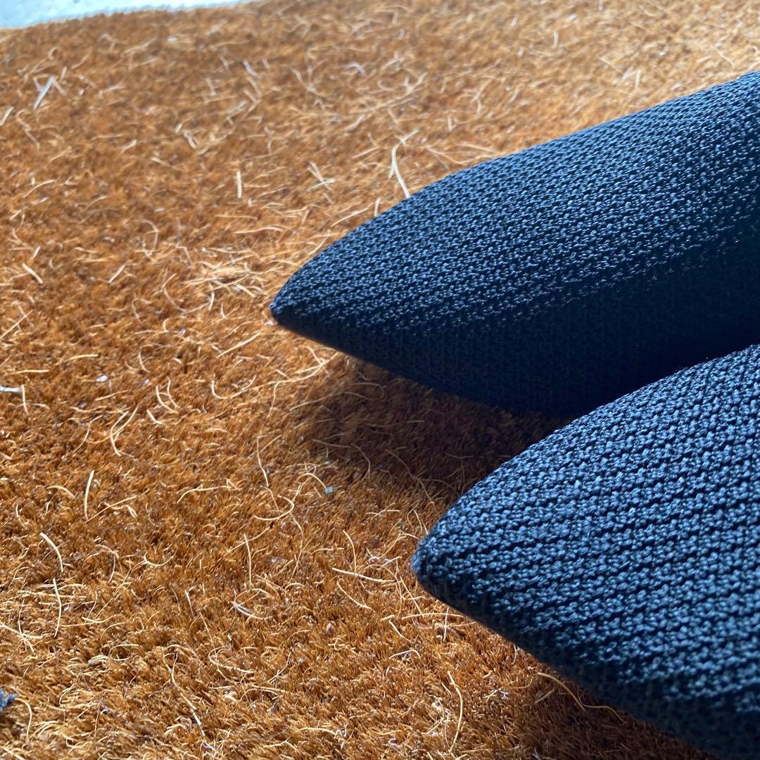 オッフェン ブラック ポインテッドトゥ フラットシューズ