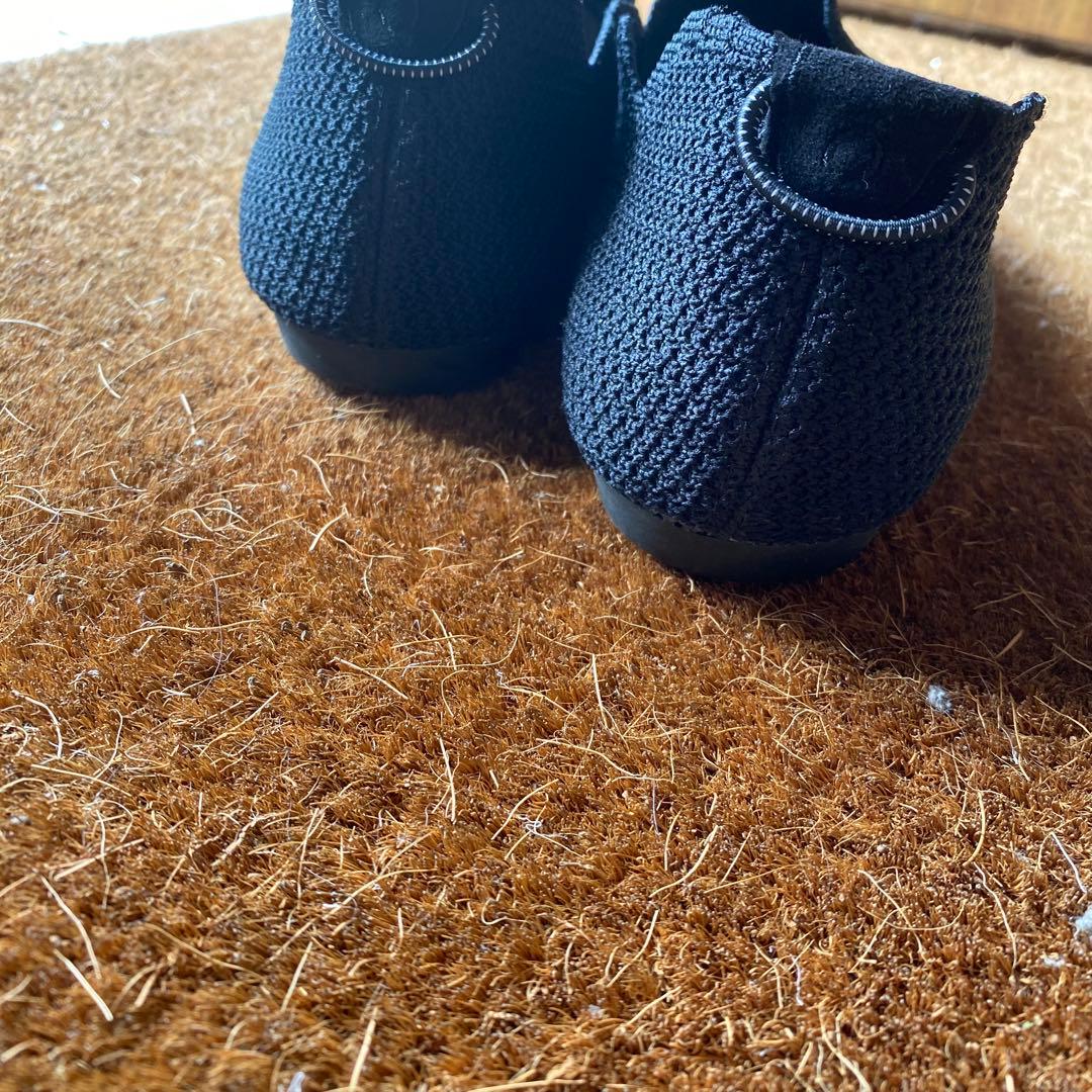 オッフェン ブラック ポインテッドトゥ フラットシューズ