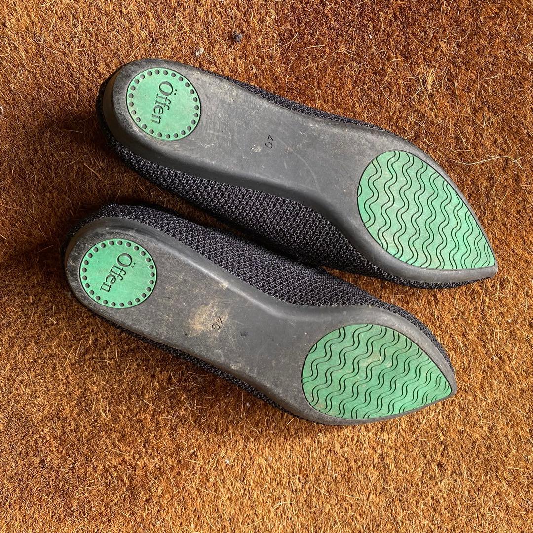 オッフェン ブラック ポインテッドトゥ フラットシューズ