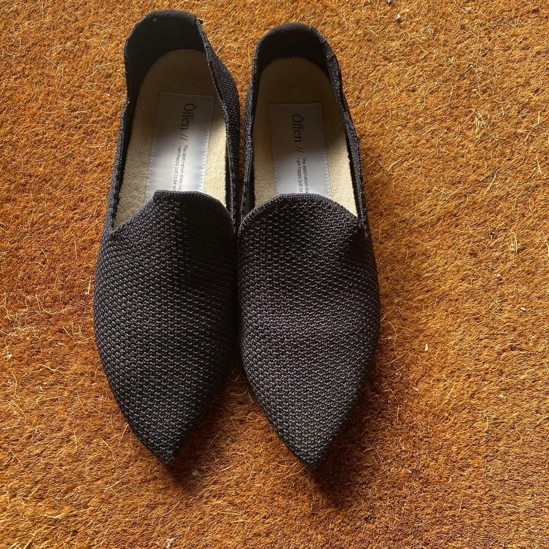 オッフェン ブラック ポインテッドトゥ フラットシューズ