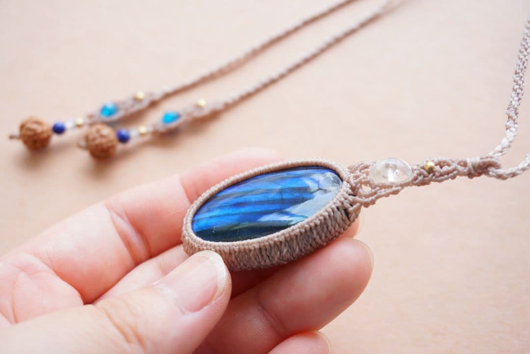 《鮮烈な青》ラブラドライト　レインボームーンストーン　マクラメ　ネックレス