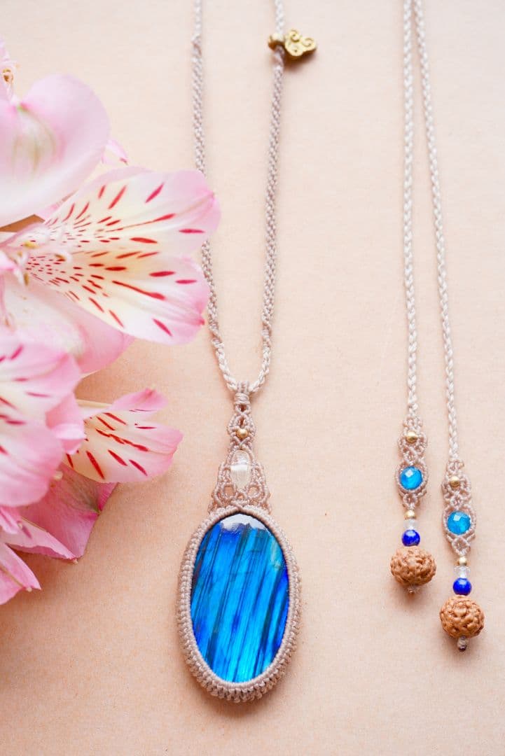 《鮮烈な青》ラブラドライト　レインボームーンストーン　マクラメ　ネックレス