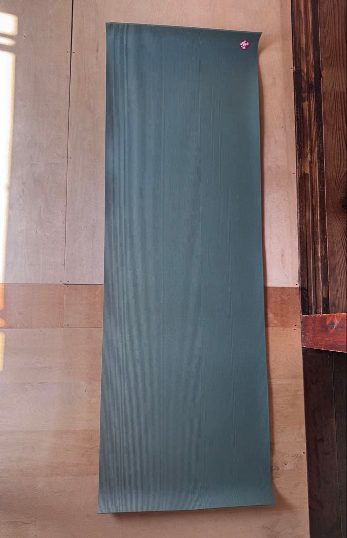 【美品】Manduka ヨガマット 5mm＋ストラップ | ブラックセージカーキ