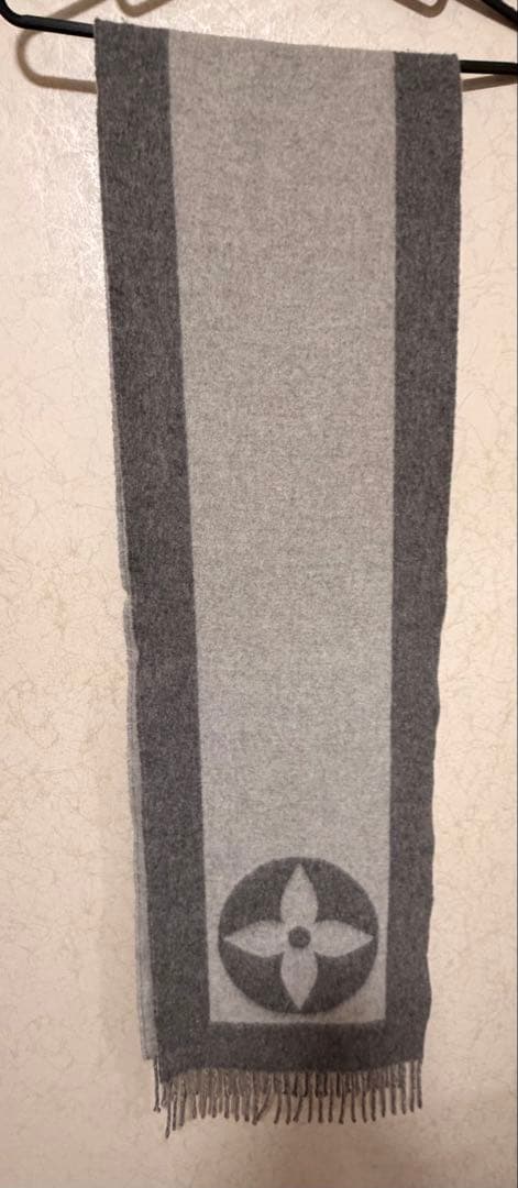 期間限定！お値下げ！Louis Vuitton モノグラムマフラー グレー
