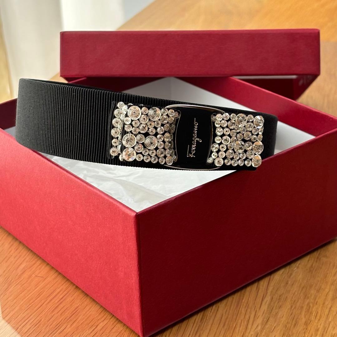 新品未使用50%off箱/紙袋付き サルヴァトーレフェラガモ 黒カチューシャ