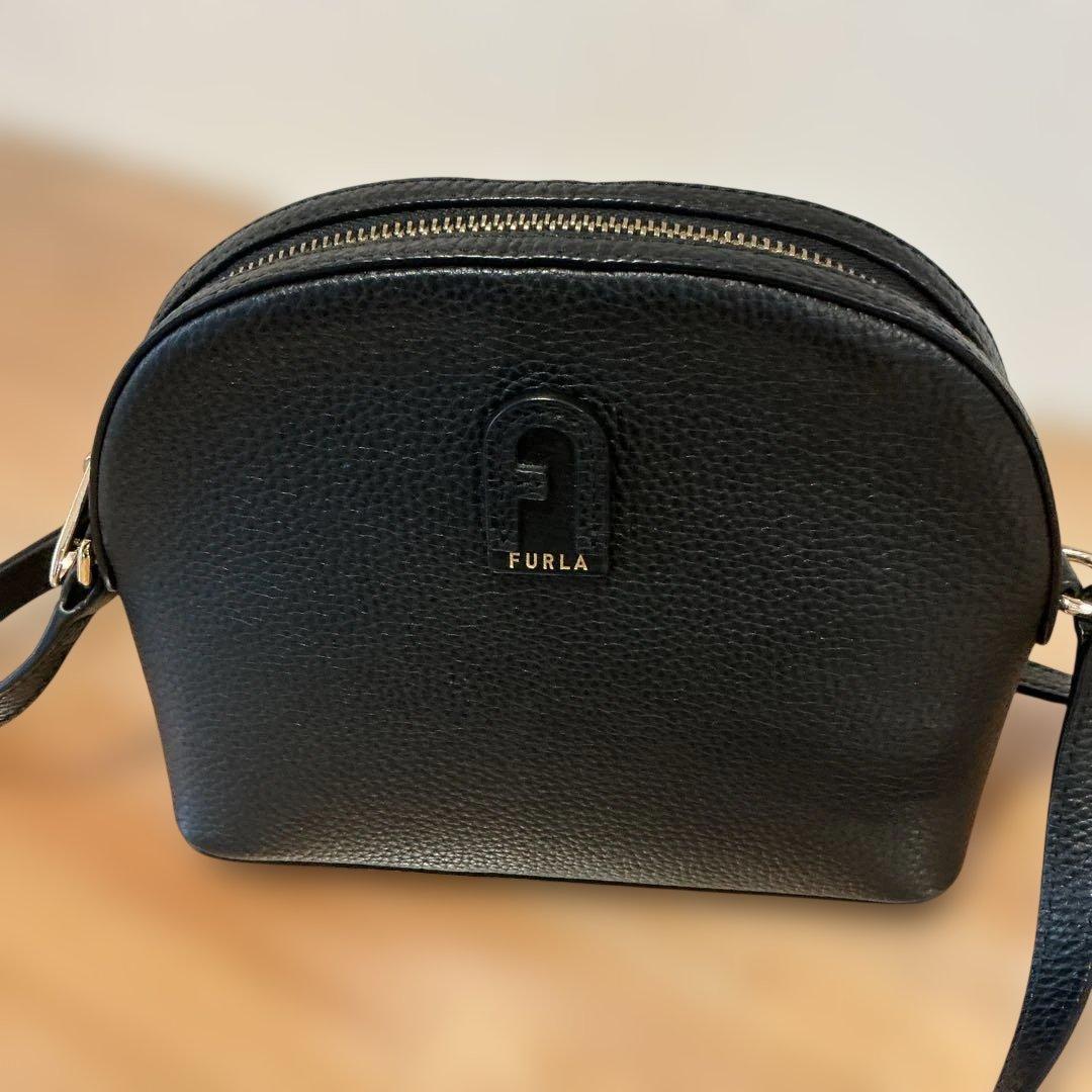 フルラ　ショルダーバック　ブラック