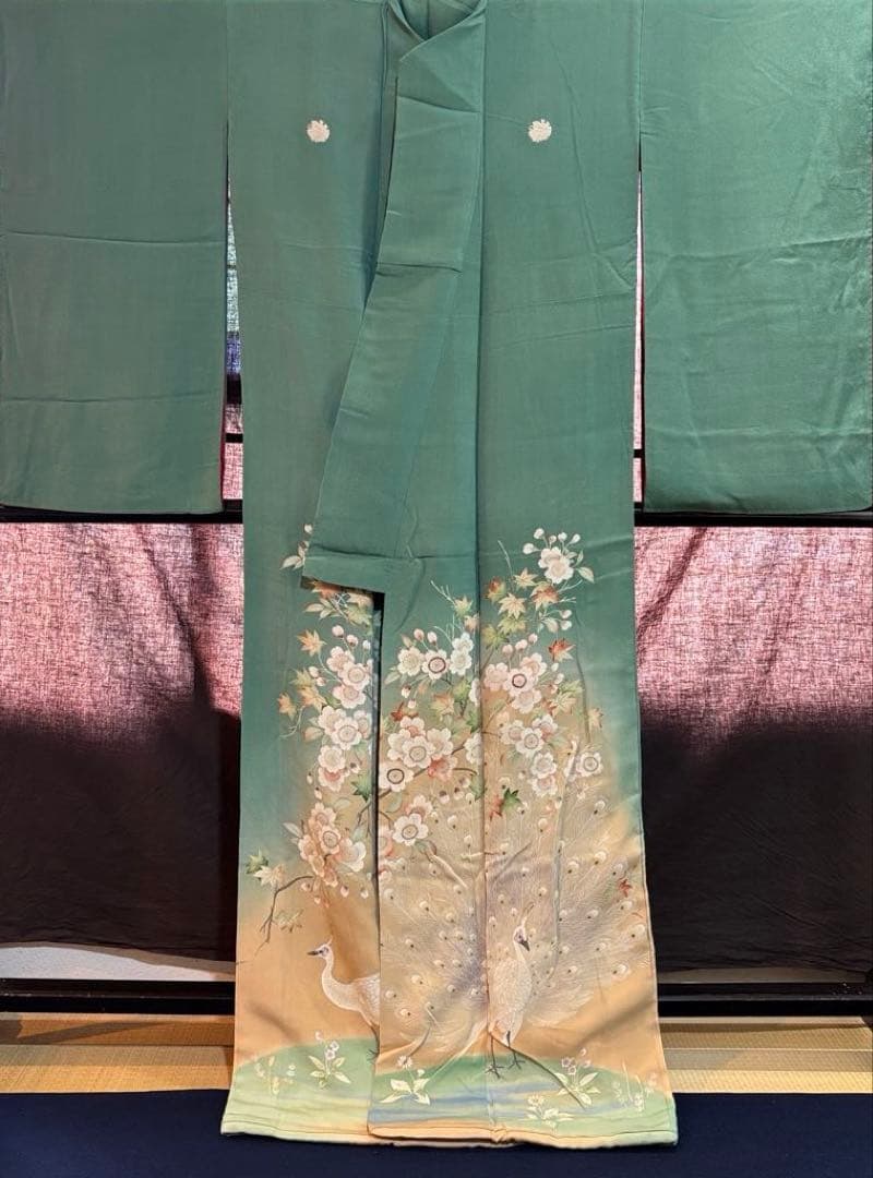 アンティーク裾模様色留袖　孔雀に梅着物正絹着用
