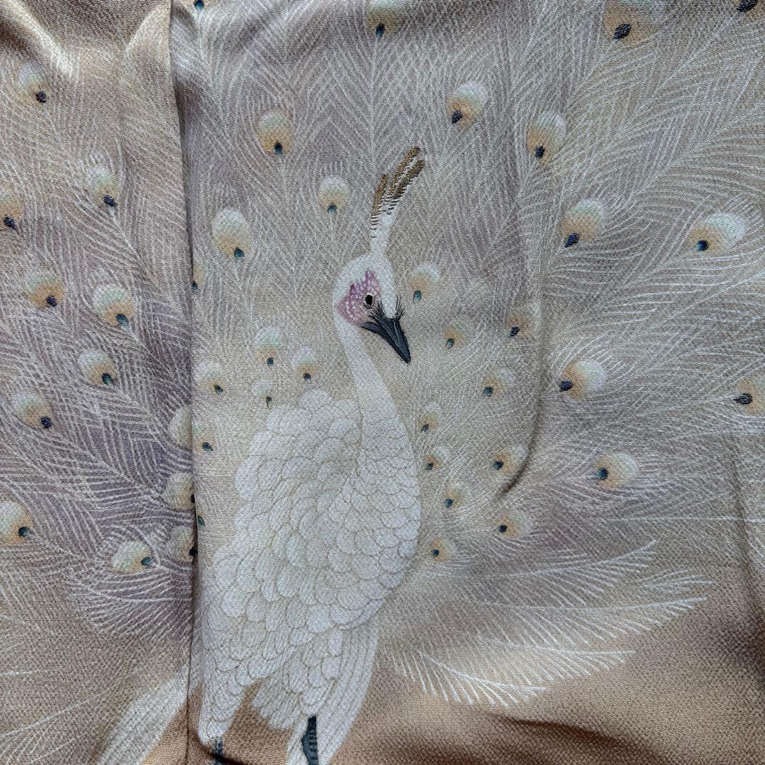 アンティーク裾模様色留袖　孔雀に梅着物正絹着用