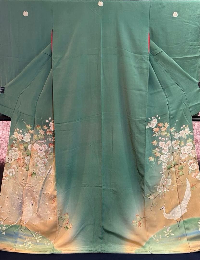 アンティーク裾模様色留袖　孔雀に梅着物正絹着用