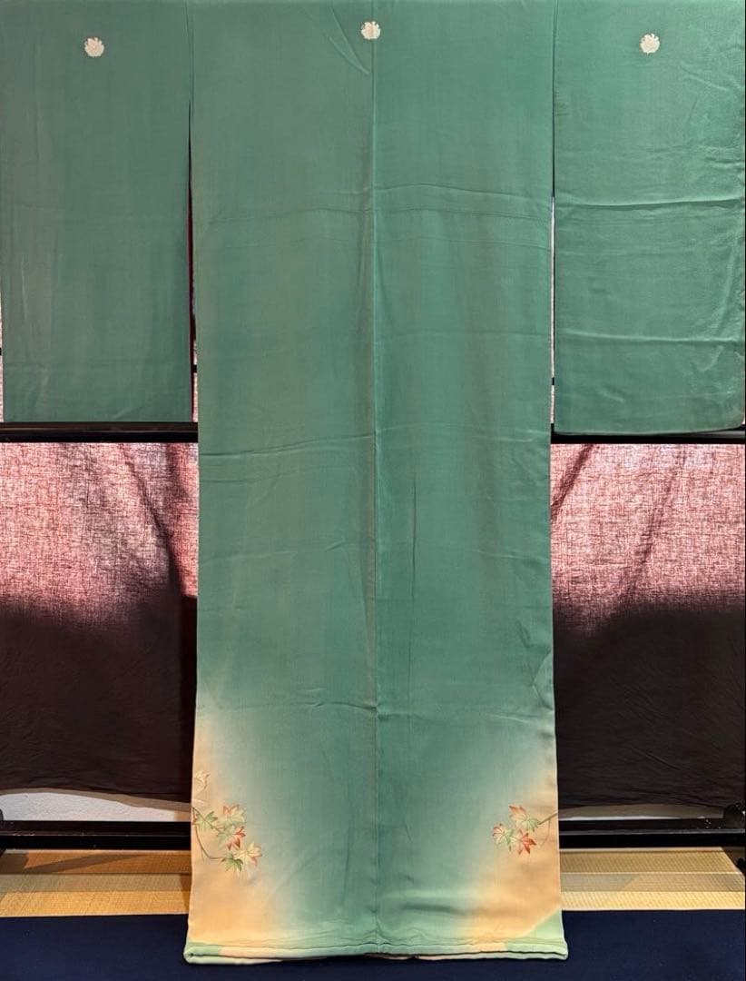 アンティーク裾模様色留袖　孔雀に梅着物正絹着用