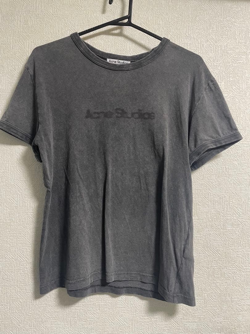 Acne Studios グレー ロゴ Tシャツ