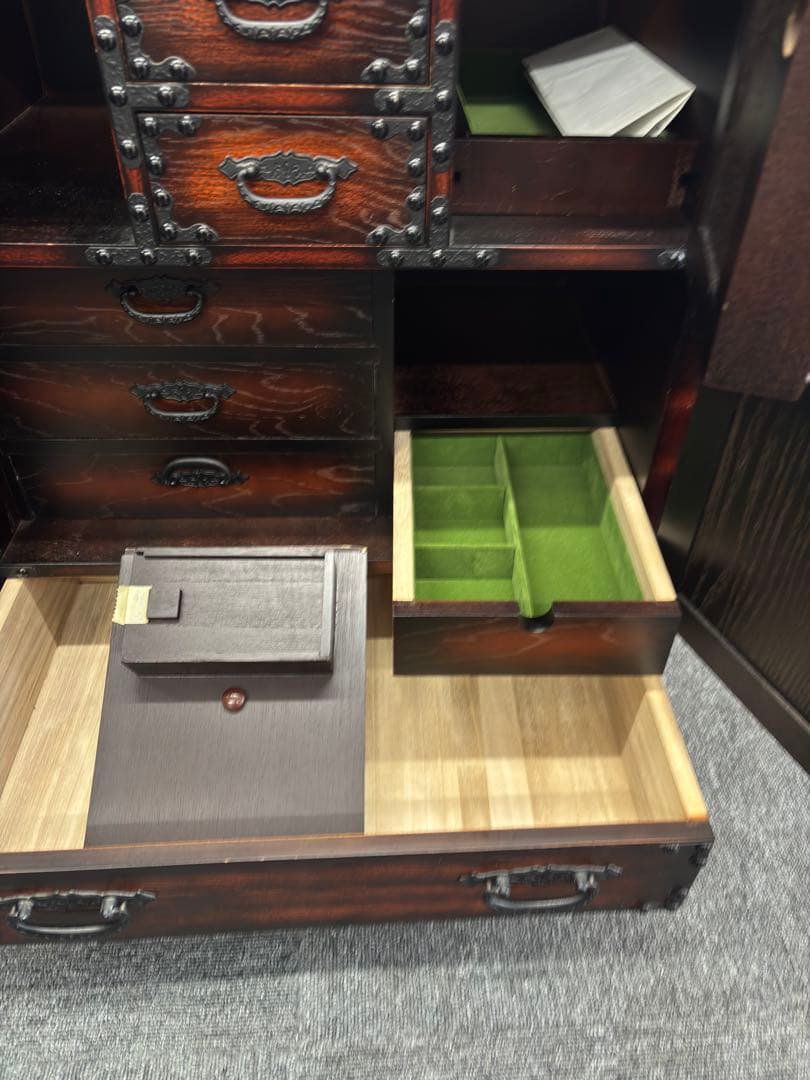 時代かまくら カラクリ箪笥 鎌倉彫 伝統的な日本の木製タンス