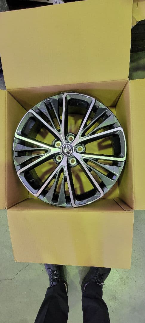 トヨタ ６０プリウス19インチ ホイール ブラック/シルバー