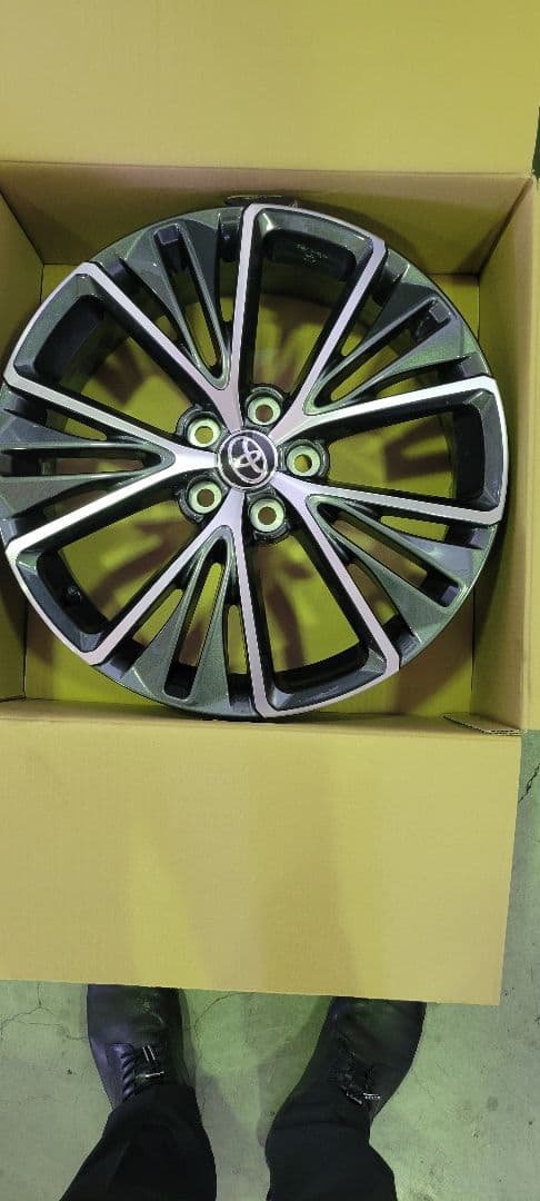 トヨタ ６０プリウス19インチ ホイール ブラック/シルバー