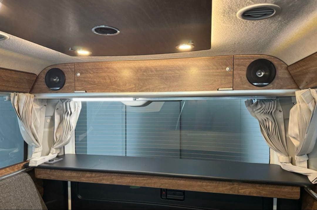 F*u様 ハイエース ミドルワイド 天井収納 スピーカー取付可能 キャンピングカ