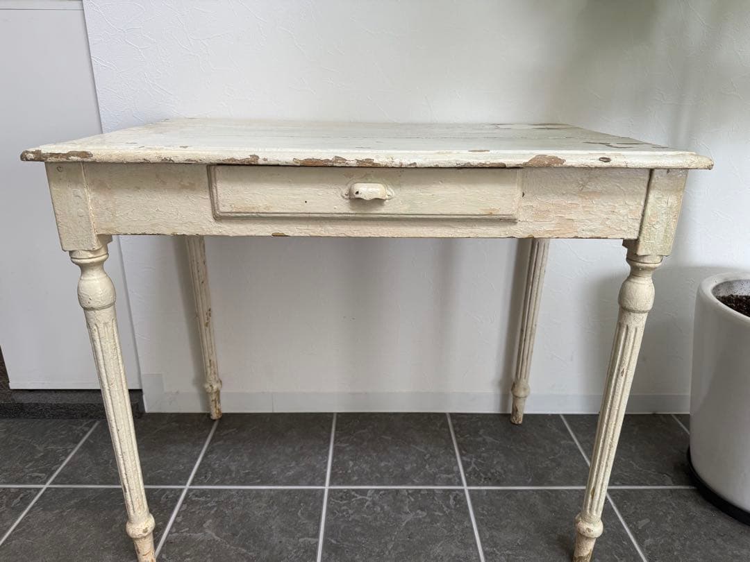 フランスアンティーク　シャビーシックなペイントの木製テーブル
