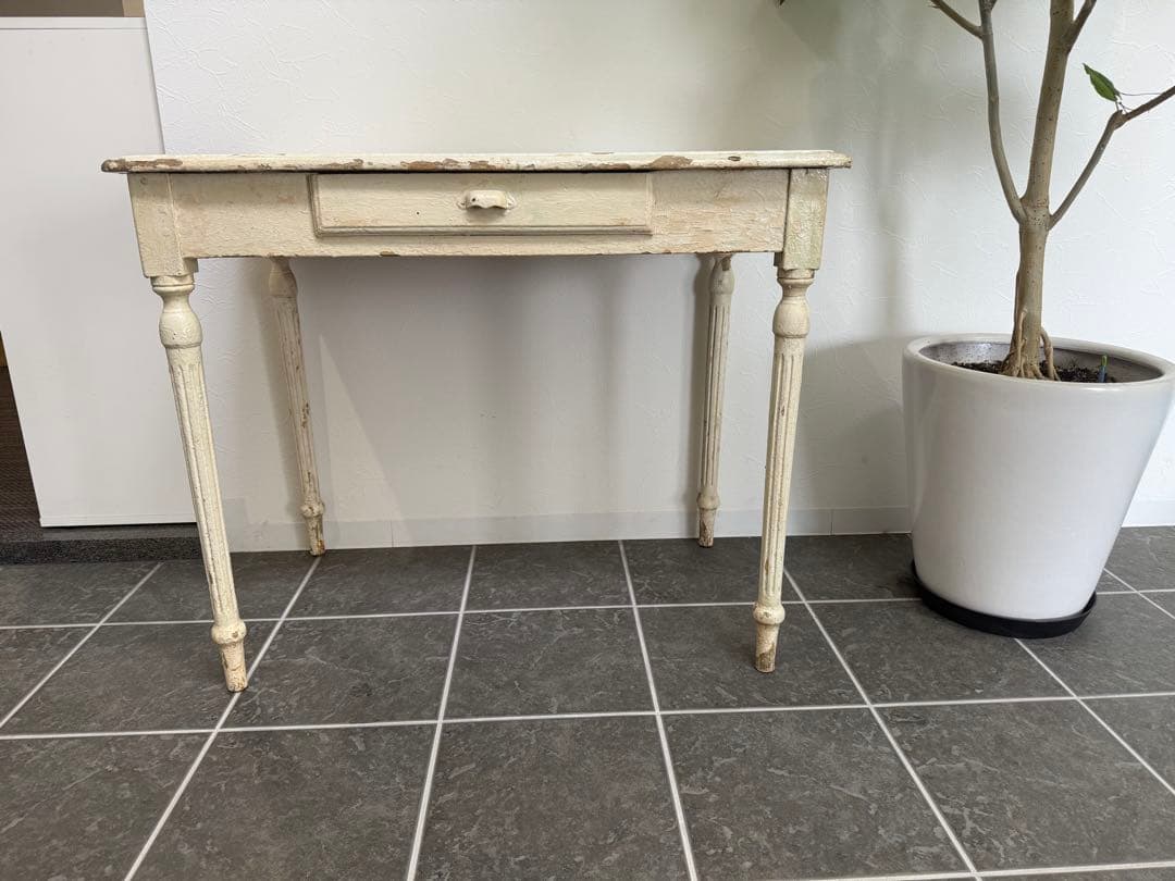 フランスアンティーク　シャビーシックなペイントの木製テーブル