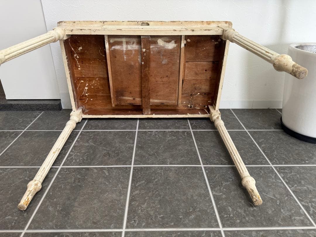 フランスアンティーク　シャビーシックなペイントの木製テーブル